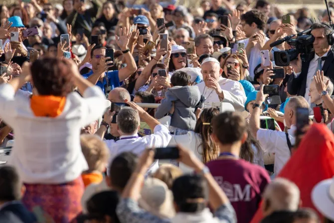 El Papa Francisco saluda a los fieles presentes en la Audiencia General