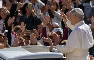 El Papa saluda a los peregrinos presentes en la audiencia de este sábado. Crédito: Daniel Ibáñez/EWTN.