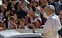 El Papa saluda a los peregrinos presentes en la audiencia de este sábado.