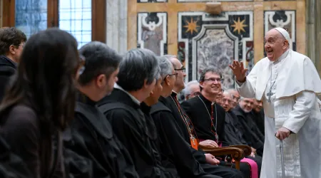 El Papa Francisco recibe a un grupo de franciscanos en el Vaticano
