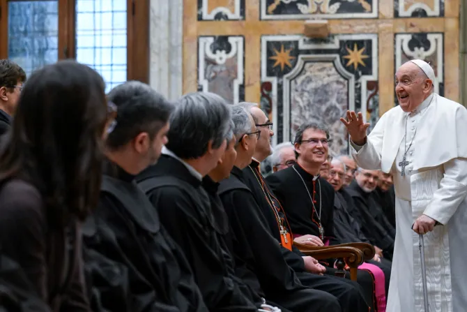El Papa Francisco recibe a un grupo de franciscanos en el Vaticano