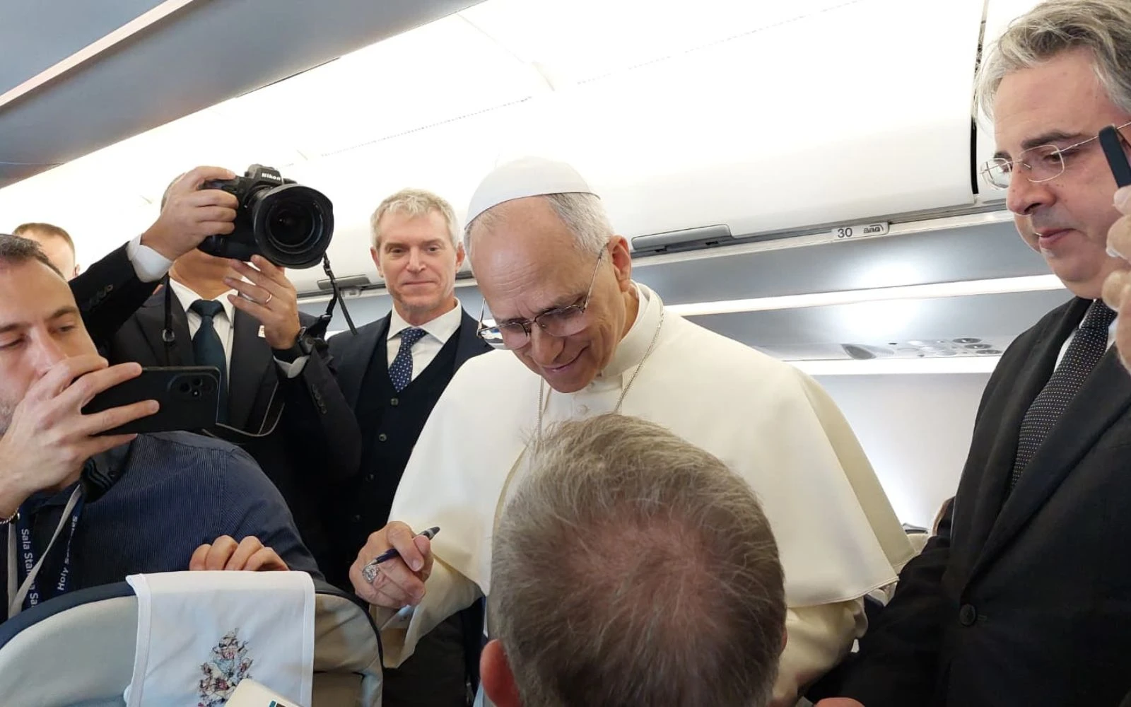 El Papa saluda a los periodistas en el avión de camino a Ankara?w=200&h=150