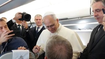 El Papa saluda a los periodistas en el avión de camino a Ankara