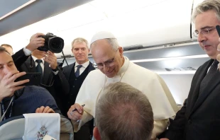 El Papa saluda a los periodistas en el avión de camino a Ankara Crédito: Elias Turk/ EWTN News