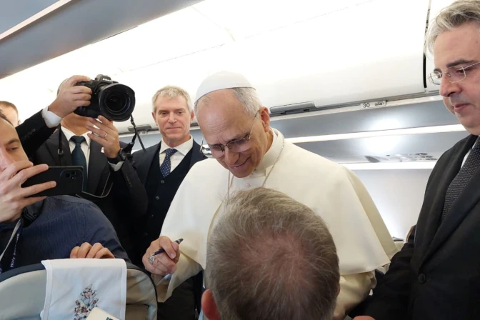 El Papa saluda a los periodistas en el avión de camino a Ankara