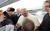 El Papa saluda a los periodistas en el avión de camino a Ankara