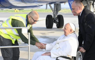 El Papa Francisco sube al avión que le lleva a Luxemburgo Crédito: Daniel Ibáñez/ EWTN News