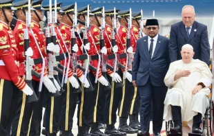 El Papa Francisco tras abandonar el avión a su llegada a Yakarta Crédito: Daniel Ibáñez/ EWTN News