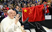 El Papa Francisco saluda ante fieles chinos en Ulán Bator (Mongolia).
