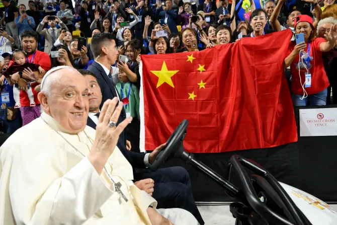El Papa Francisco saluda ante fieles chinos en Ulán Bator (Mongolia).