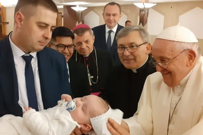 El Papa Francisco bautiza a niño de Ucrania en el Vaticano