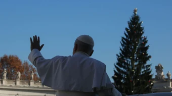 El Papa León XIV saluda a la multidud en la Plaza de San Pedro.