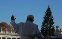 El Papa León XIV saluda a la multidud en la Plaza de San Pedro.
