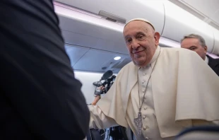 El Papa Francisco en el avión que le llevó a Yakarta el pasado 2 de septiembre. Crédito: Daniel Ibáñez / EWTN News.