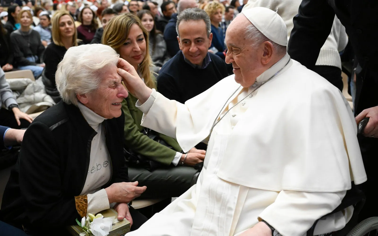 El Papa Francisco saluda a una anciana tras la Audiencia General?w=200&h=150