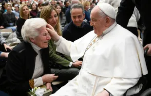 El Papa Francisco saluda a una anciana tras la Audiencia General Crédito: Vatican Media
