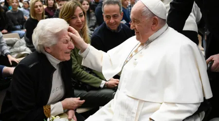 El Papa Francisco saluda a una anciana tras la Audiencia General