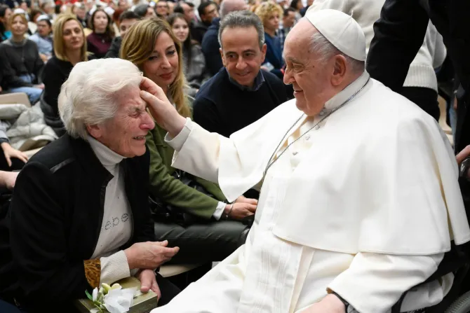 El Papa Francisco saluda a una anciana tras la Audiencia General