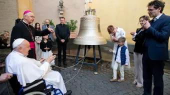 El Papa Francisco bendice la campana de los no nacidos