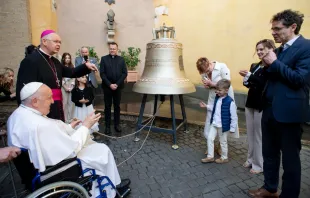 El Papa Francisco bendice la campana de los no nacidos Crédito: Vatican Media