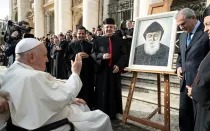 El Papa Francisco bendice el mosaico de San Chárbel tras la Audiencia General del 15 de noviembre 2023