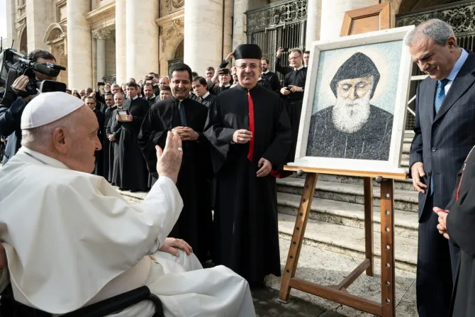 El Papa Francisco bendice el mosaico de San Chárbel tras la Audiencia General del 15 de noviembre 2023