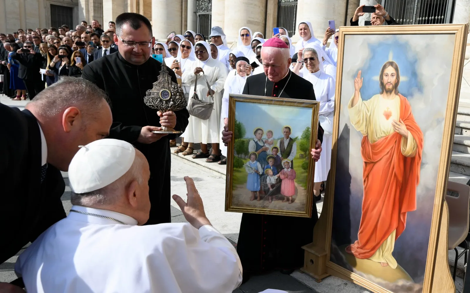El Papa Francisco bendice las reliquias de la familia Ulma
