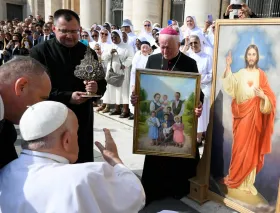 El Papa Francisco bendice en el Vaticano las reliquias de la beata familia Ulma