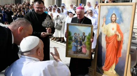 El Papa Francisco bendice las reliquias de la familia Ulma
