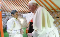El Papa se reúne con la señora Tsetsege en una yurta