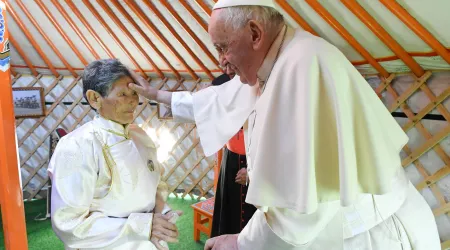El Papa se reúne con la señora Tsetsege en una yurta