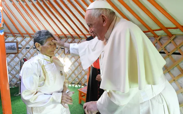 El Papa se reúne con la señora Tsetsege en una yurta. Vatican Media