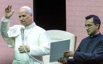 León XIV impartiendo su bendición, durante un evento en junio.