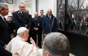 El Papa Francisco saluda a los presos de Regina Coeli el Jueves Santo 2025 Crédito: Vatican Media