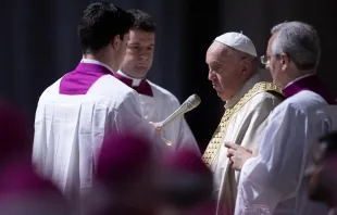 El Papa Francisco durante el acto de convocatoria del Jubileo 2025 Crédito: Daniel Ibáñez/ EWTN/ Vatican Pool