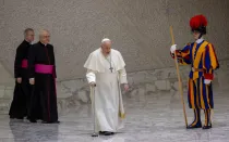El Papa Francisco entra en el Aula Pablo VI este 31 de enero
