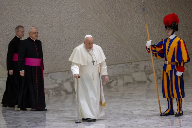 El Papa Francisco entra en el Aula Pablo VI este 31 de enero