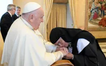 El Papa Francisco recibe a Carmelitas Descalzas en el Vaticano