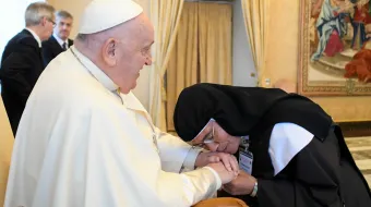 El Papa Francisco recibe a Carmelitas Descalzas en el Vaticano