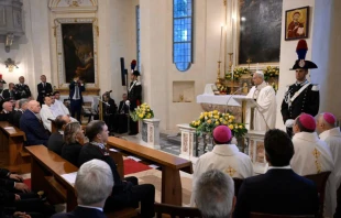 León XIV celebra la Misa en la capilla de la estación de Carabinieri de Castel Gandolfo el 15 de julio de 2025. Crédito: Vatican Media.