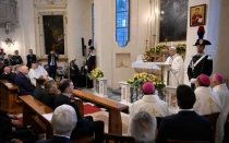León XIV celebra la Misa en la capilla de la estación de Carabinieri de Castel Gandolfo el 15 de julio de 2025.