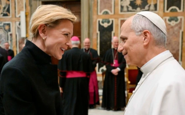 El Papa León XIV y Cate Blanchett. Crédito: Vatican Media.