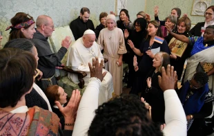 El Papa Francisco junto a la delegación de las Centinelas de la Santa Familia Crédito: Vatican Media