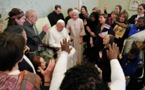El Papa Francisco junto a la delegación de las Centinelas de la Santa Familia