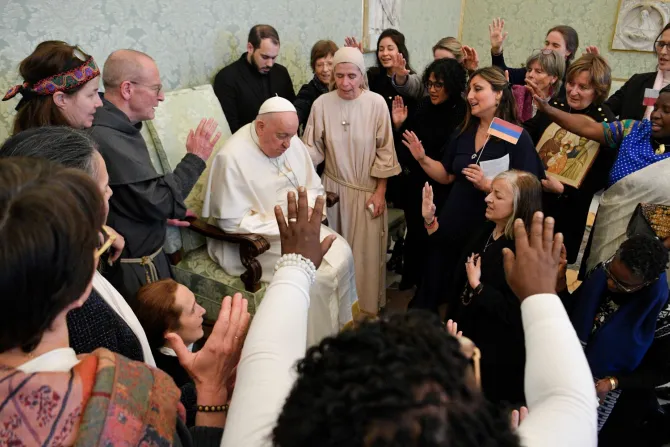 El Papa Francisco junto a la delegación de las Centinelas de la Sagrado Familia
