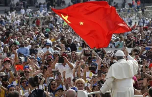 Papa saluda a delegación China en la Plaza de San Pedro. Créditos: Vatican Media