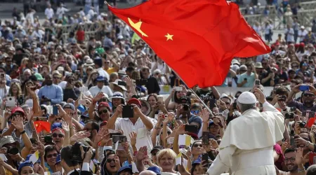Papa saluda a delegación China en la Plaza de San Pedro.