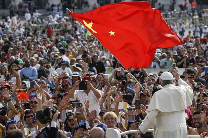 Papa saluda a delegación China en la Plaza de San Pedro.