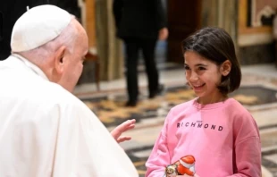 El Papa recibe a un grupo de niños de la Unión italiana de personas ciegas y con baja visión. Crédito: Vatican Media.