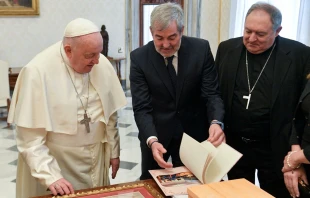 El Papa Francisco, junto al presidente del Gobierno regional de Canarias, Pedro Clavijo y el Obispo de Canarias, Mons. José Mazuelos. Crédito: Vatican Media.